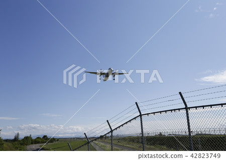 Airplane landing (Hokkaido Momotaibetsu Airport) Airplane landing (Hokkaido Momotaibetsu Airport) 42823749