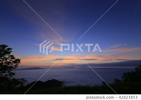 Sunrise and sea of clouds in Hokkaido Tsubetsu Pass Sunrise and sea of clouds in Hokkaido Tsubetsu Pass 42823853