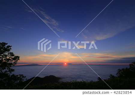 Sunrise and sea of clouds in Hokkaido Tsubetsu Pass Sunrise and sea of clouds in Hokkaido Tsubetsu Pass 42823854