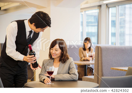 One person sommelier drinking bar bar sake woman businessman One person sommelier drinking bar bar sake woman businessman 42824302