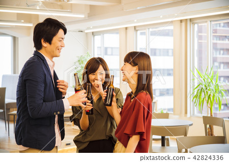 Drinking party men and women Izakaya bar pub 42824336