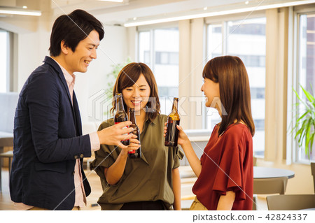 Drinking party men and women Izakaya bar pub 42824337