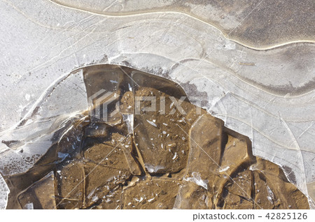 破碎的冰在水坑里 42825126