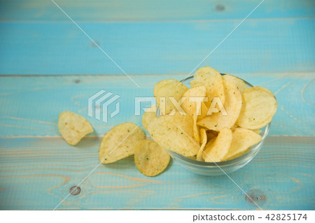 Crispy Potato chips 42825174