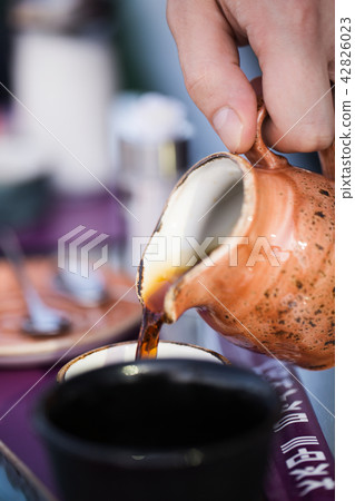 Closeup food image of soy sauce. hand pours liquid in plate 42826023