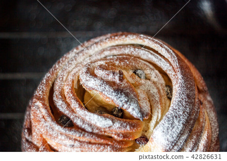 Cupcake pie crunch in the form of a roll sprinkled Cupcake pie crunch in the form of a roll sprinkled 42826631