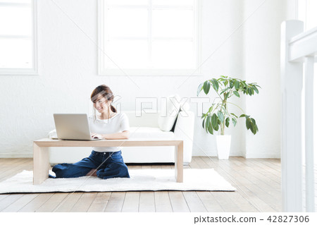 女士電腦年輕女士可愛的生活方式生活 42827306