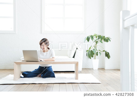 女士電腦年輕女士可愛的生活方式生活 42827308