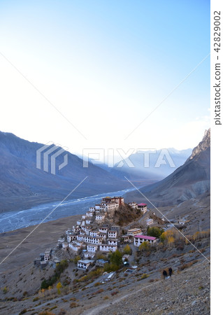 インドのヒマラヤ山岳地帯 スピティ谷のキーゴンパ 密集する寺院と僧院 美しい夕日 インドのヒマラヤ山岳地帯 スピティ谷のキーゴンパ 密集する寺院と僧院 美しい夕日 42829002