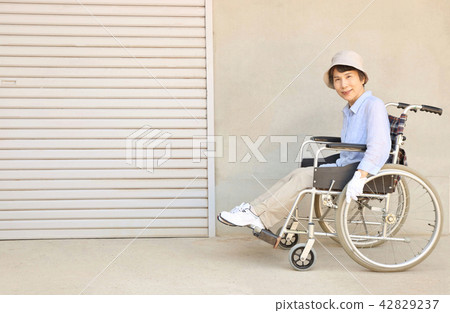 輪椅車庫高級女性相機正確的位置 42829237