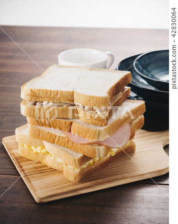 Sandwich before cutting 42830064
