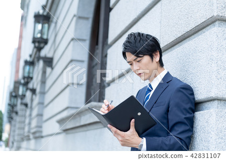 Businessman, outdoor, notebook 42831107