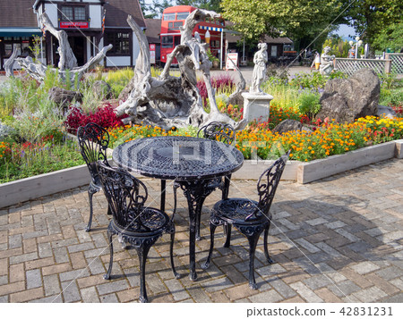 [Izu] Theme park table and chairs [Shuzenji Rainbow Village] 42831231