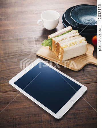 Tablet and sandwich 42832136