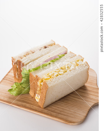 Cut sandwich 42832555