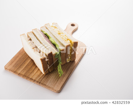 Cut sandwich 42832559