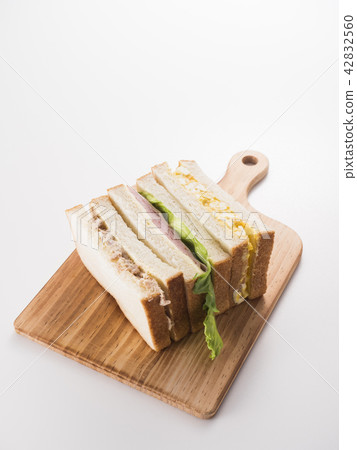 Cut sandwich 42832560