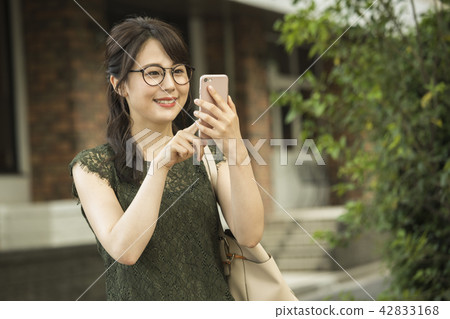 A woman watching a smartphone 42833168