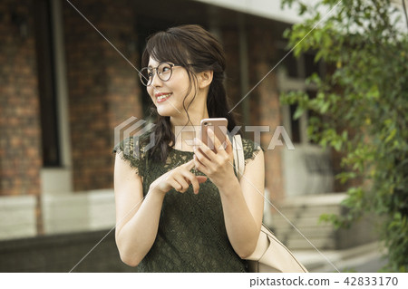 A woman watching a smartphone 42833170