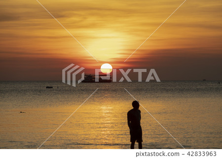 silhouette photography of man at sea beach silhouette photography of man at sea beach 42833963