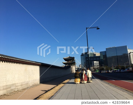 走在韓國的街道的女孩在禮服 走在韓國的街道的女孩在禮服 42839664