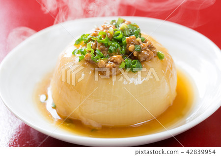 Eat whole onion of new onions 42839954