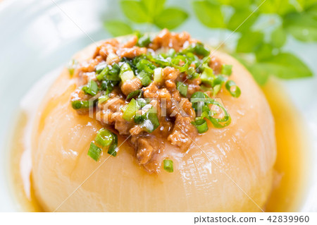 Eat whole onion of new onions 42839960