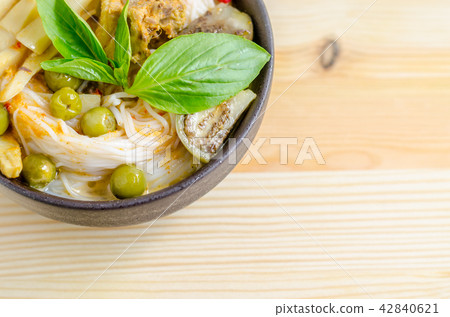 Rice noodles in chicken curry sauce  42840621