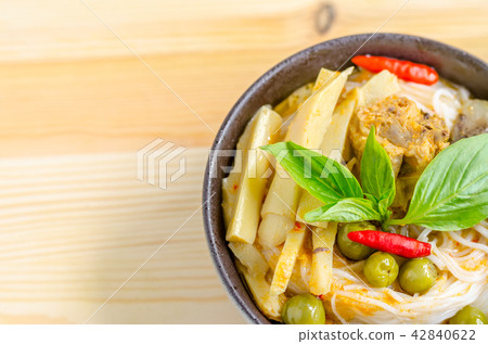 Rice noodles in chicken curry sauce  42840622