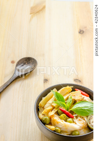 Rice noodles in chicken curry sauce  42840624