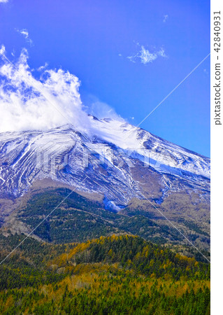 雲彩秋天和雲彩爬上來的富士山 42840931