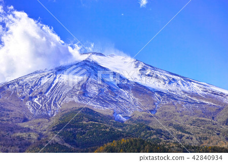 雲彩秋天和雲彩爬上來的富士山 42840934