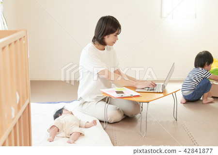 嬰兒幼兒遠程辦公家庭 嬰兒幼兒遠程辦公家庭 42841877