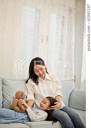 Mom and child spend a good time 42842197
