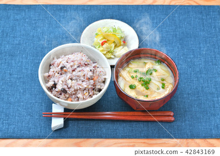 小米飯（黑米·發芽糙米，藜麥，黑豆，芝麻，裂縫等）粗餐，健康飲食，減肥餐，日本形象。 42843169