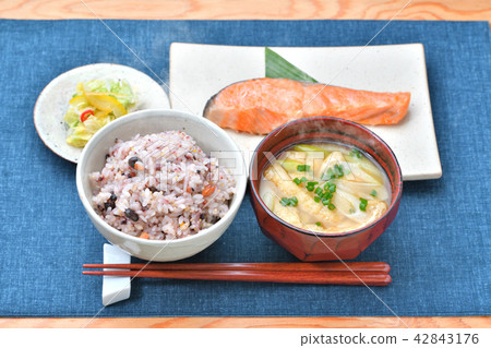 小米飯（黑米·發芽糙米，藜麥，黑豆，芝麻，裂縫等）粗餐，健康飲食，減肥餐，日本形象。 42843176