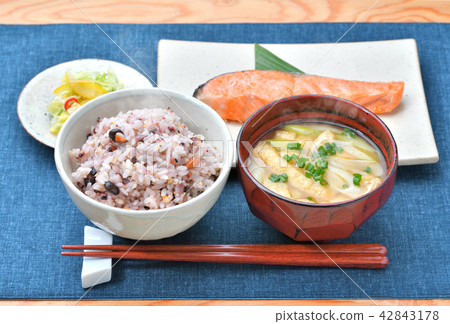 小米飯（黑米·發芽糙米，藜麥，黑豆，芝麻，裂縫等）粗餐，健康飲食，減肥餐，日本形象。 42843178