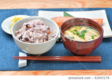 小米飯(黑米·發芽糙米,藜麥,黑豆,芝麻,裂縫等)粗餐,健康飲食,減肥餐,日本形象。 小米飯(黑米·發芽糙米,藜麥,黑豆,芝麻,裂縫等)粗餐,健康飲食,減肥餐,日本形象。 42843179