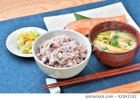 Millet rice (black rice · germinated brown rice, quinoa, black soybean, sesame, crack etc.) Crude meal, healthy diet, diet meal, Japanese image. 42843182
