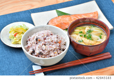 小米飯（黑米·發芽糙米，藜麥，黑豆，芝麻，裂縫等）粗餐，健康飲食，減肥餐，日本形象。 42843183