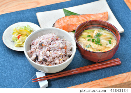 小米飯(黑米·發芽糙米,藜麥,黑豆,芝麻,裂縫等)粗餐,健康飲食,減肥餐,日本形象。 小米飯(黑米·發芽糙米,藜麥,黑豆,芝麻,裂縫等)粗餐,健康飲食,減肥餐,日本形象。 42843184