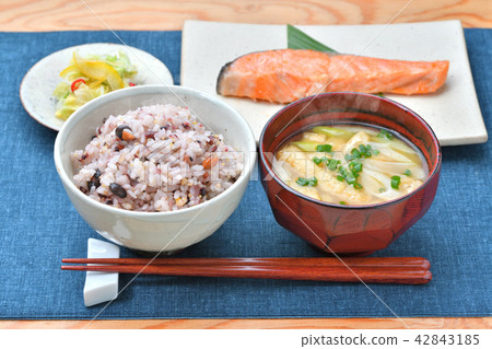 Millet rice (black rice · germinated brown rice, quinoa, black soybean, sesame, crack etc.) Crude meal, healthy diet, diet meal, Japanese image. 42843185