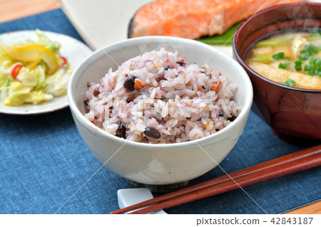 小米飯（黑米·發芽糙米，藜麥，黑豆，芝麻，裂縫等）粗餐，健康飲食，減肥餐，日本形象。 42843187