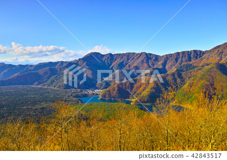 從秋葉季節的三個湖桌接受西部日的西湖和海的風景 42843517