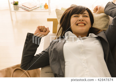 累了的小姐生病的小姐女商人累了累了物理自我管理 累了的小姐生病的小姐女商人累了累了物理自我管理 42847874