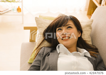 累了的小姐生病的小姐女商人累了累了物理自我管理 累了的小姐生病的小姐女商人累了累了物理自我管理 42847876