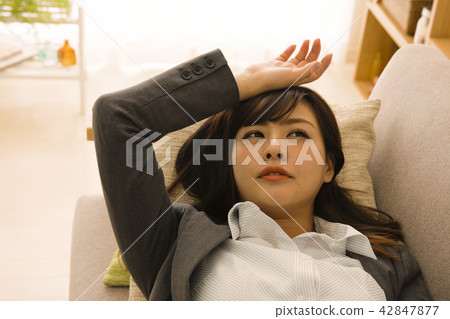 累了的小姐生病的小姐女商人累了累了物理自我管理 42847877