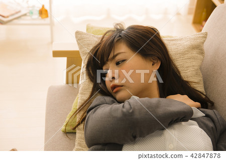 累了的小姐生病的小姐女商人累了累了物理自我管理 42847878