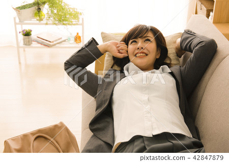 累了的小姐生病的小姐女商人累了累了物理自我管理 累了的小姐生病的小姐女商人累了累了物理自我管理 42847879