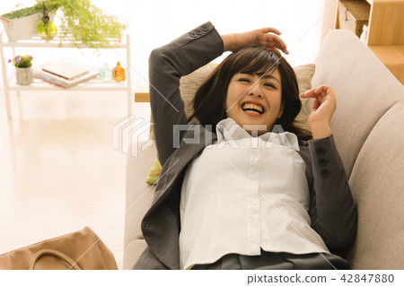 累了的小姐生病的小姐女商人累了累了物理自我管理 42847880